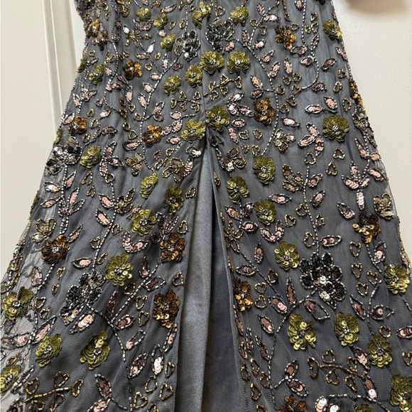 NWT | Mac Duggal 5571 Coal Long Sleeve V Neck Midi Dress
Size 4 - Picture 13 of 13